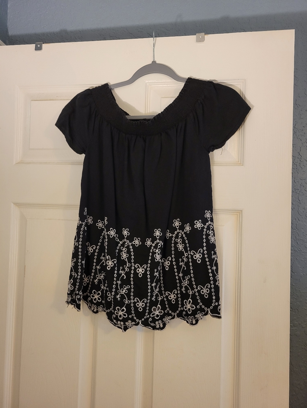 Old Navy Black Short Sleeve Embroidered Hem Blouse Women's Size Small